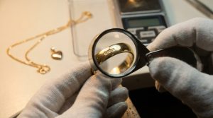 Comment reconnaître un bijou en or : l'expertise
