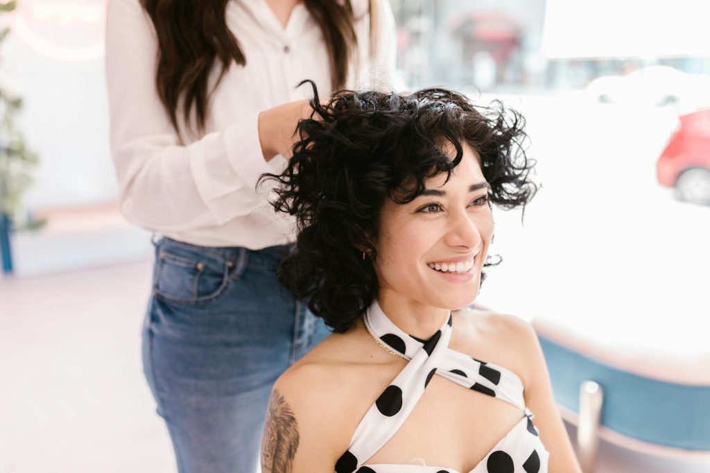 Boucler cheveux : l&rsquo;art du mouvement et du ressort