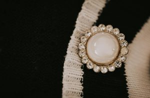 La broche fantaisie : signer son allure avec audace