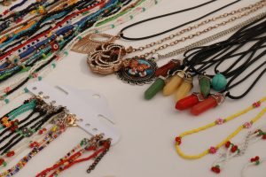 Le collier bohème femme : l'éclat d'une liberté maîtrisée