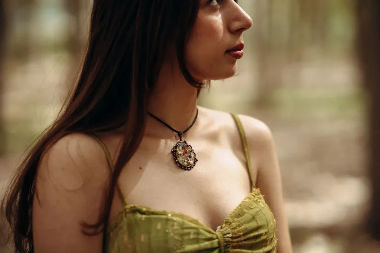 Le collier bohème femme : l'éclat d'une liberté maîtrisée