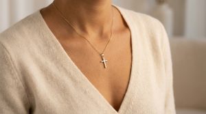 Collier croix femme : l'élégance d'un symbole intemporel
