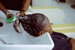 Comment enlever les pellicules et assainir son cuir chevelu
