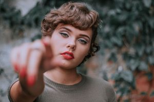 Quelle coiffure visage rond choisir pour affiner ses traits