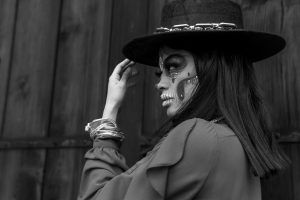 Le bracelet cuir femme : l'élégance d'un bijou de caractère