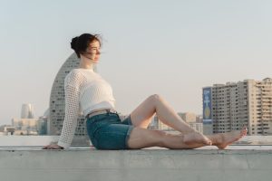 Bermuda jean femme : l'élégance d'une coupe structurée
