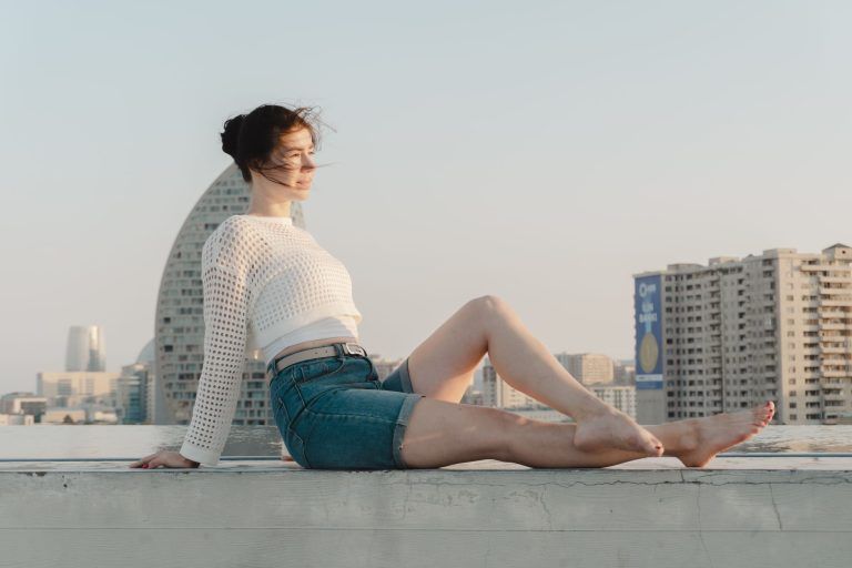 Bermuda jean femme : l'élégance d'une coupe structurée