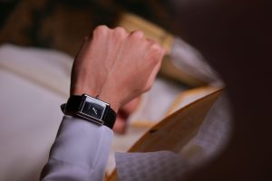 L'élégance d'une montre Cartier femme au poignet
