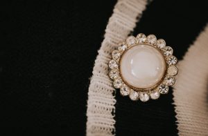 La broche fantaisie : signer son allure avec audace