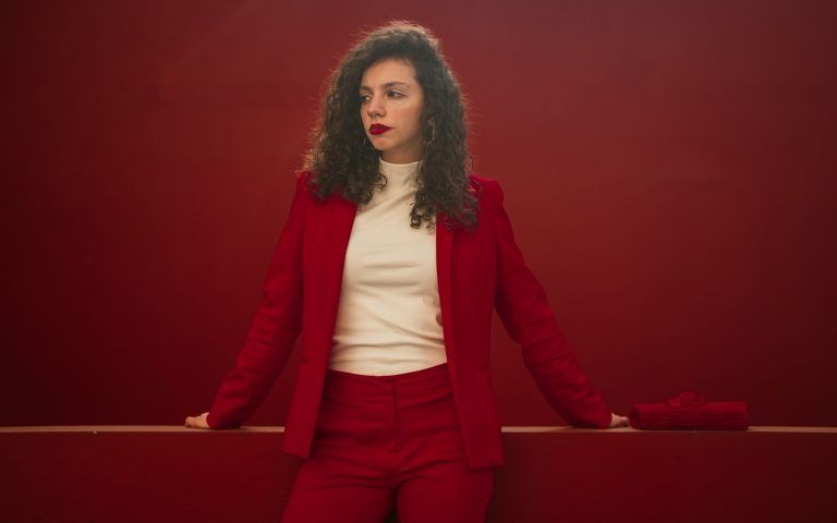 Tailleur pantalon cérémonie : l'art d'une coupe structurée