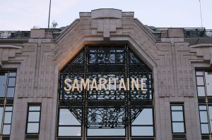 Sublimer sa silhouette : l'art de la robe petite femme