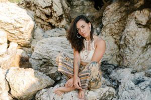 Bijoux hippie chic : l'art d'une élégance solaire et bohème
