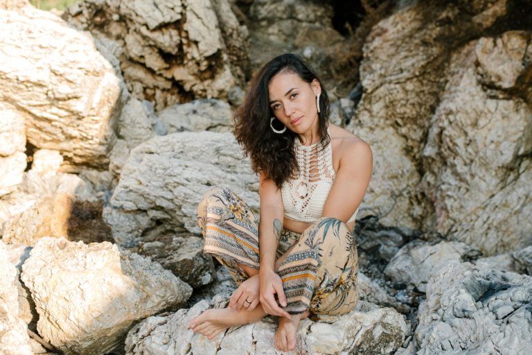 Bijoux hippie chic : l'art d'une élégance solaire et bohème
