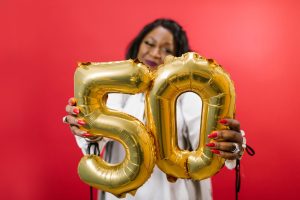 Comment cultiver un look 50 ans moderne et solaire