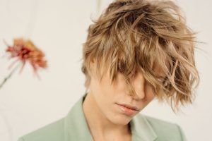 Cire cheveux femme : l'art de sculpter son style avec soin