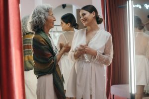 Choisir sa robe de cérémonie 60 ans : l'élégance du style