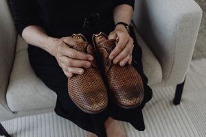 Nettoyer chaussures daim : le secret d'un entretien velouté