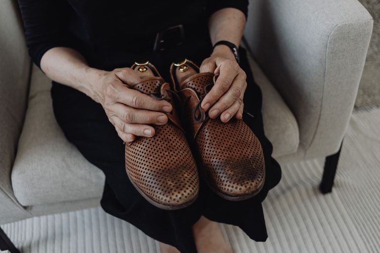 Nettoyer chaussures daim : le secret d'un entretien velouté