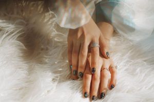 Comment enlever des faux ongles avec délicatesse et soin