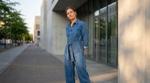 La combinaison jean femme : l'élégance d'une pièce culte