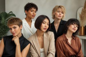Coupe courte femme moderne : styles qui sculptent le visage
