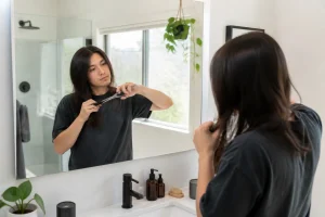Couper ses cheveux soi-même : guide pour un style parfait