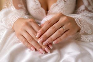 Manucure rose poudré mariage : 310 idées pour vos ongles
