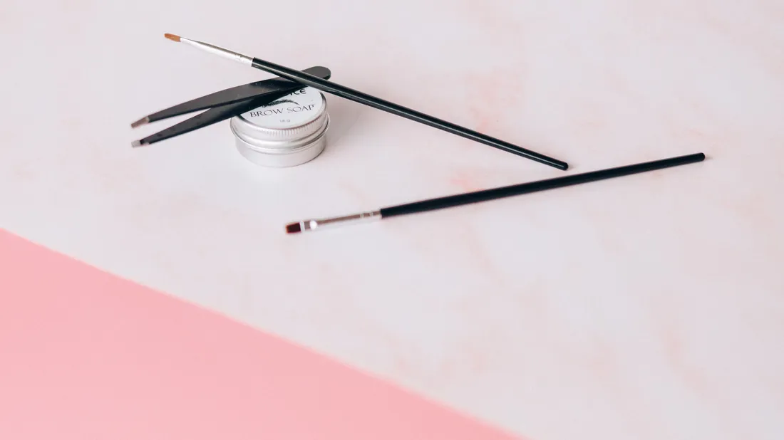 Nettoyage d'un bijou à la brosse douce