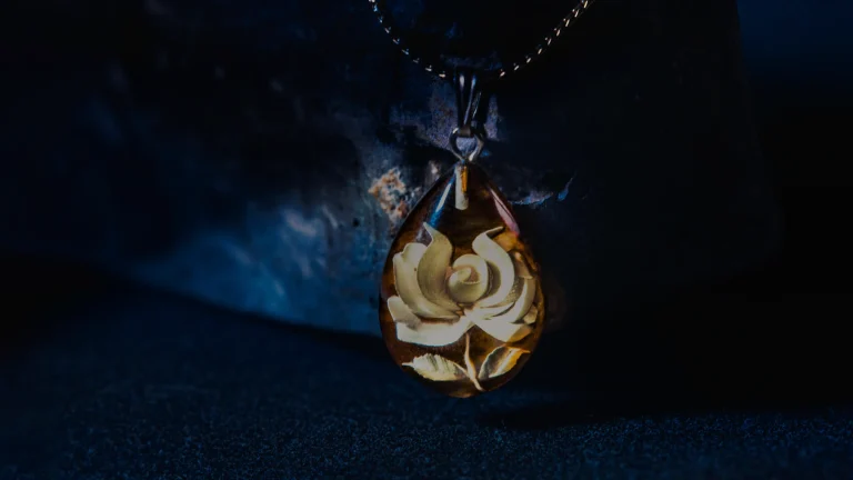 Bijoux ambre : reconnaître le vrai, choisir et entretenir