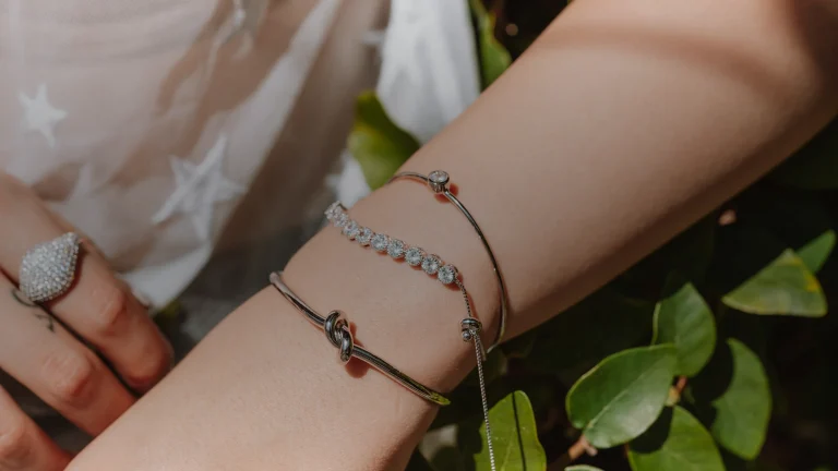 Porter plusieurs bracelets sans qu'ils s'emmêlent : méthode