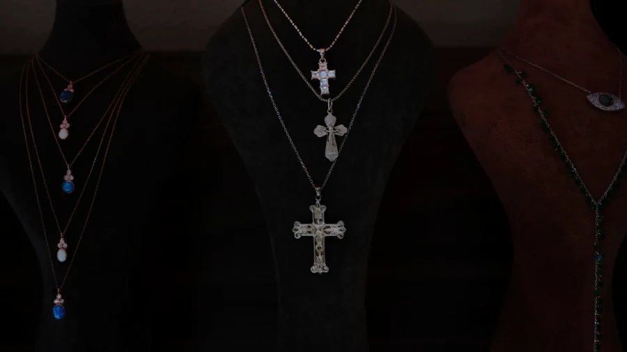Bijoux en métal argenté présentés sur un support