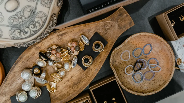 Nettoyer des boucles d'oreilles : tige, poussette, matière