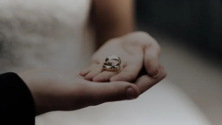 Alliance mariage : métal, largeur et confort au quotidien