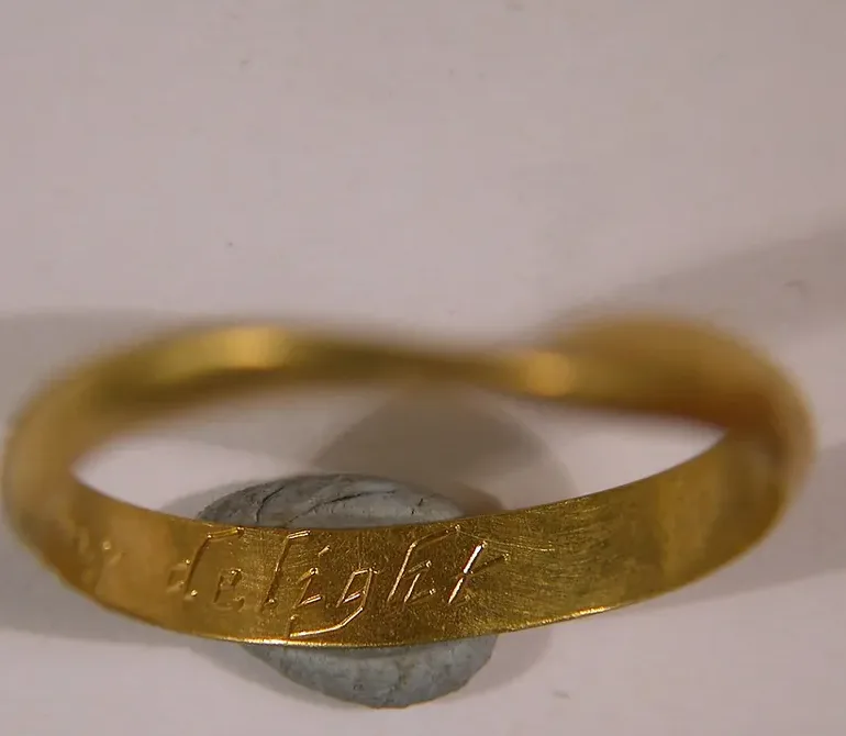 Anneau d'or gravé à l'intérieur d'une inscription manuscrite